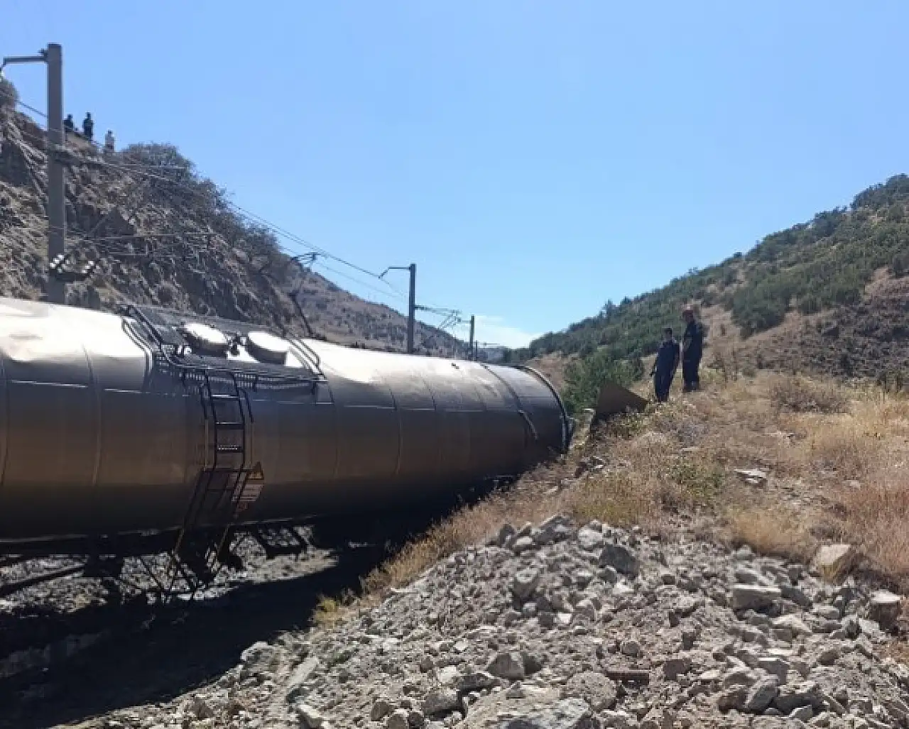 İki yük treni kafa kafaya çarpıştı