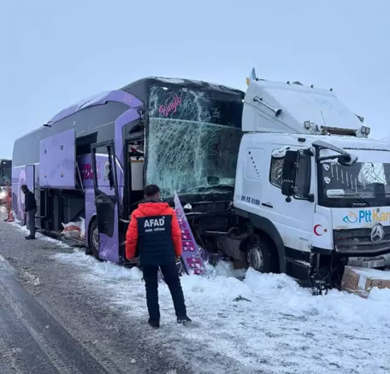 Yolcu otobüsü, kamyona çarptı 9 yaralı