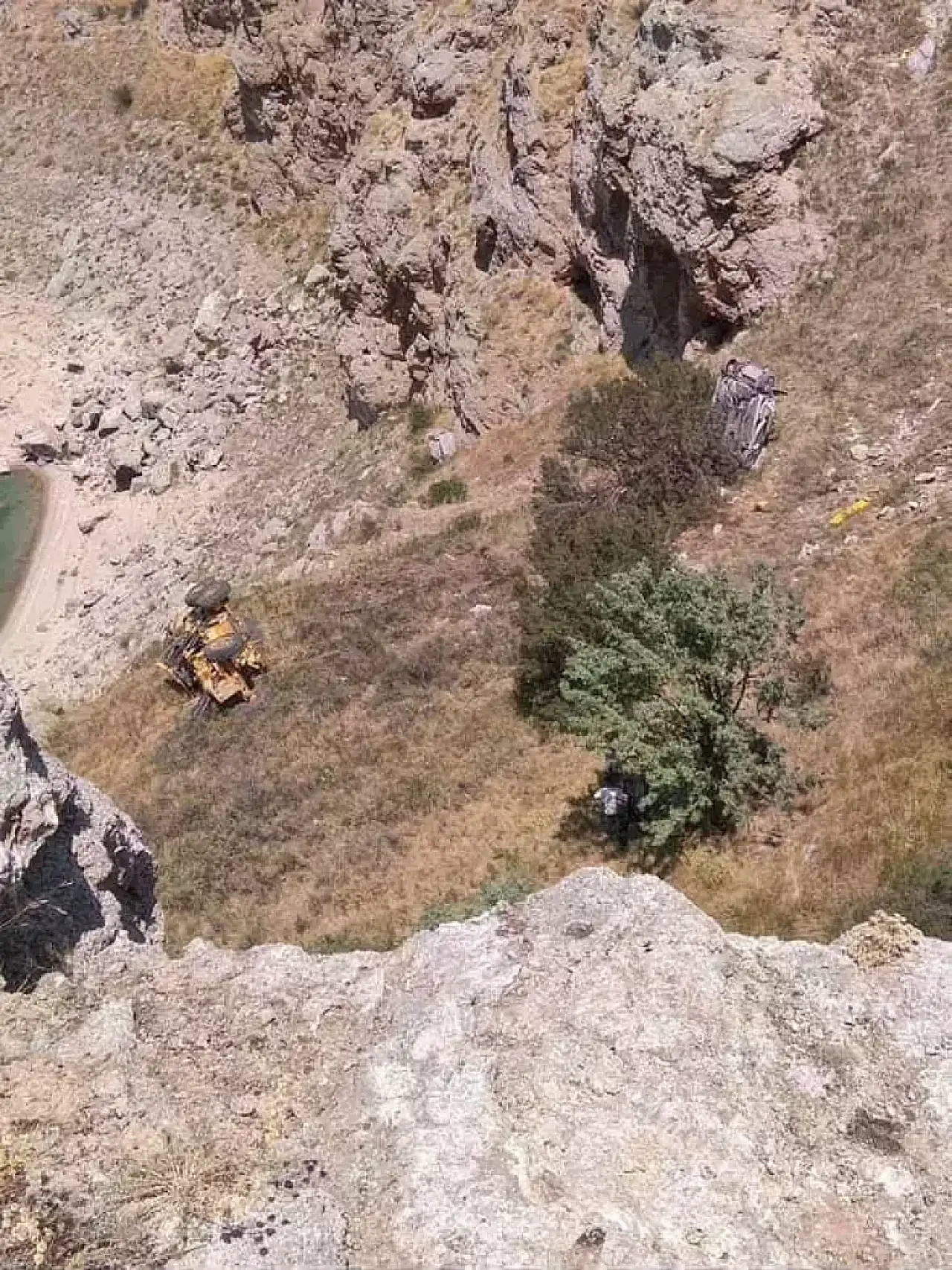 Freni çekilmeyen greyder, otomobili uçuruma sürükledi: 1 ölü