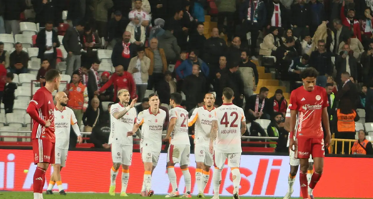 Yıldızlar Sahneye Çıktı Galatasaray Antalya'da Farklı Kazandı