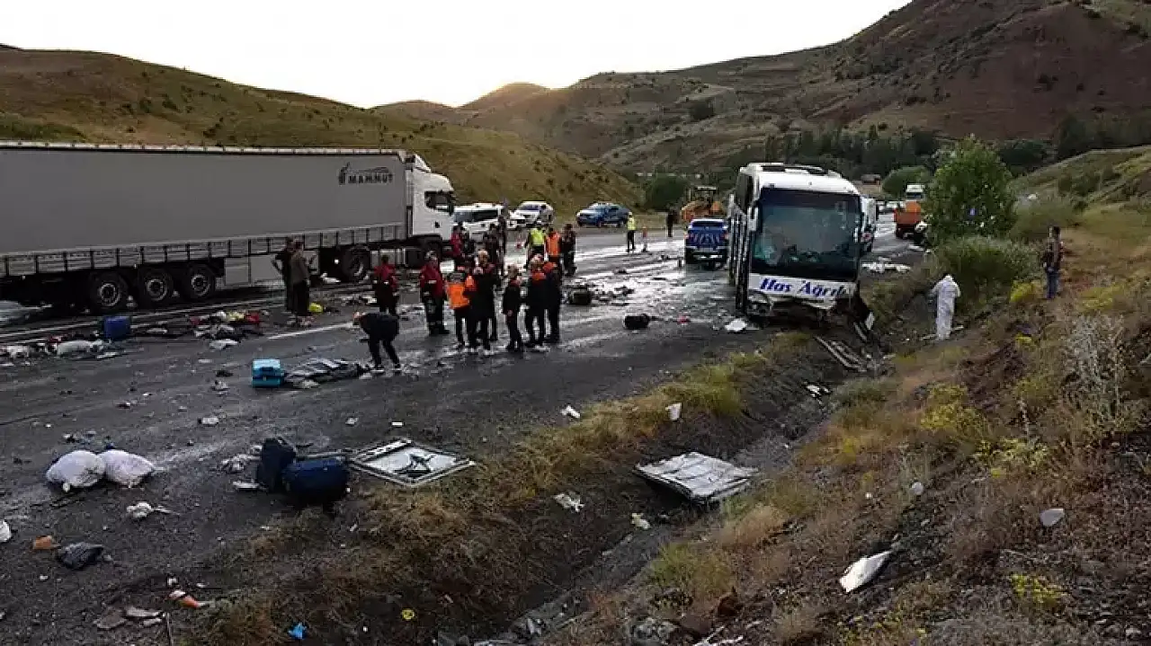 Yolcu Otobüsü Devrildi 4 Ölü, 33 Yaralı