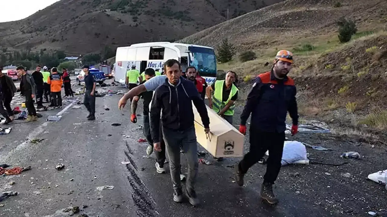 Yolcu Otobüsü Devrildi 4 Ölü, 33 Yaralı