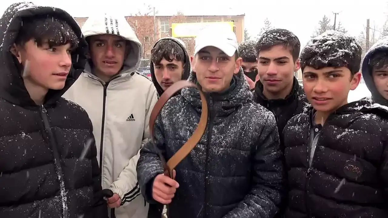 Okul bahçesine giren kurt köpeği öğrencilere saldırdı