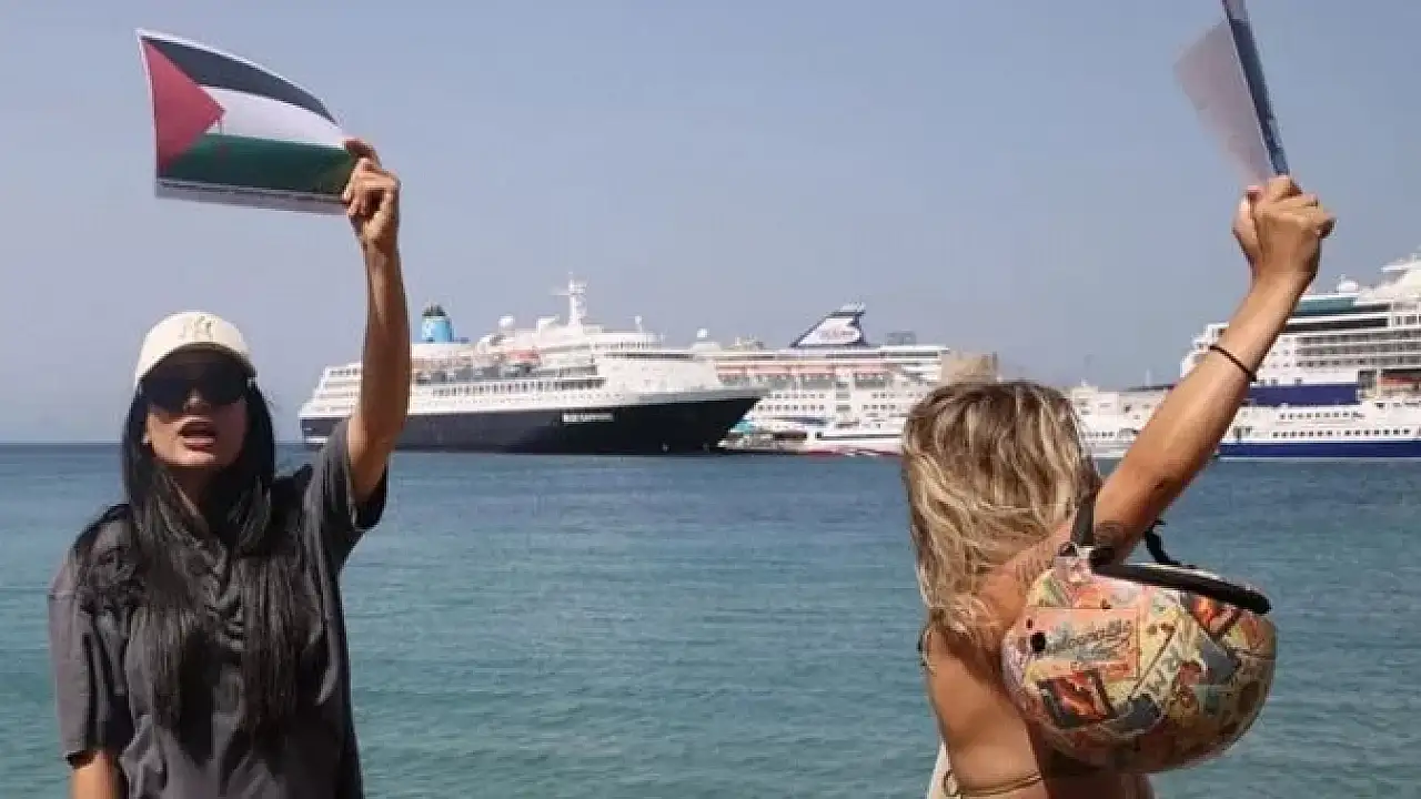 Girit Adası'nda göstericiler, İsrailli kruvaziyer yolcularının gelişini protesto etti