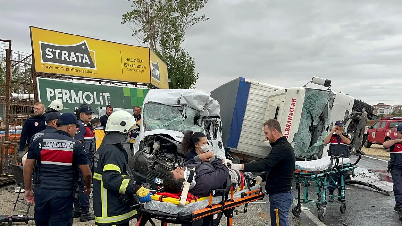 Feci Kaza! Kamyon İle İşçi Servisinin Kafa Kafaya Çarpıştı