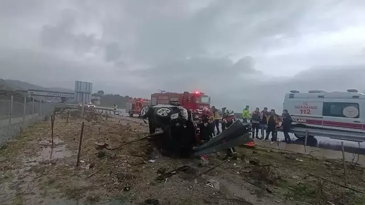 Bariyerlere çarpan otomobilin sürücüsü ile yanındaki eşi öldü