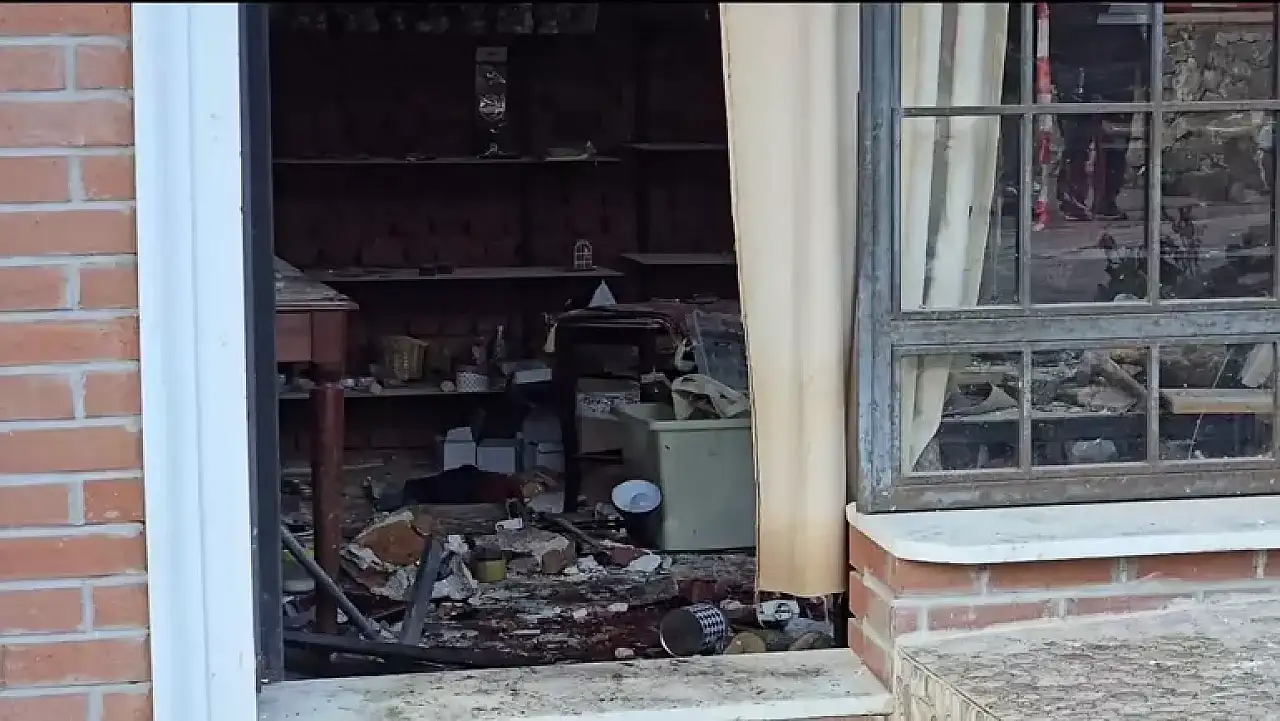 Kamyon dükkana girdi: 1'i turist 2 ölü