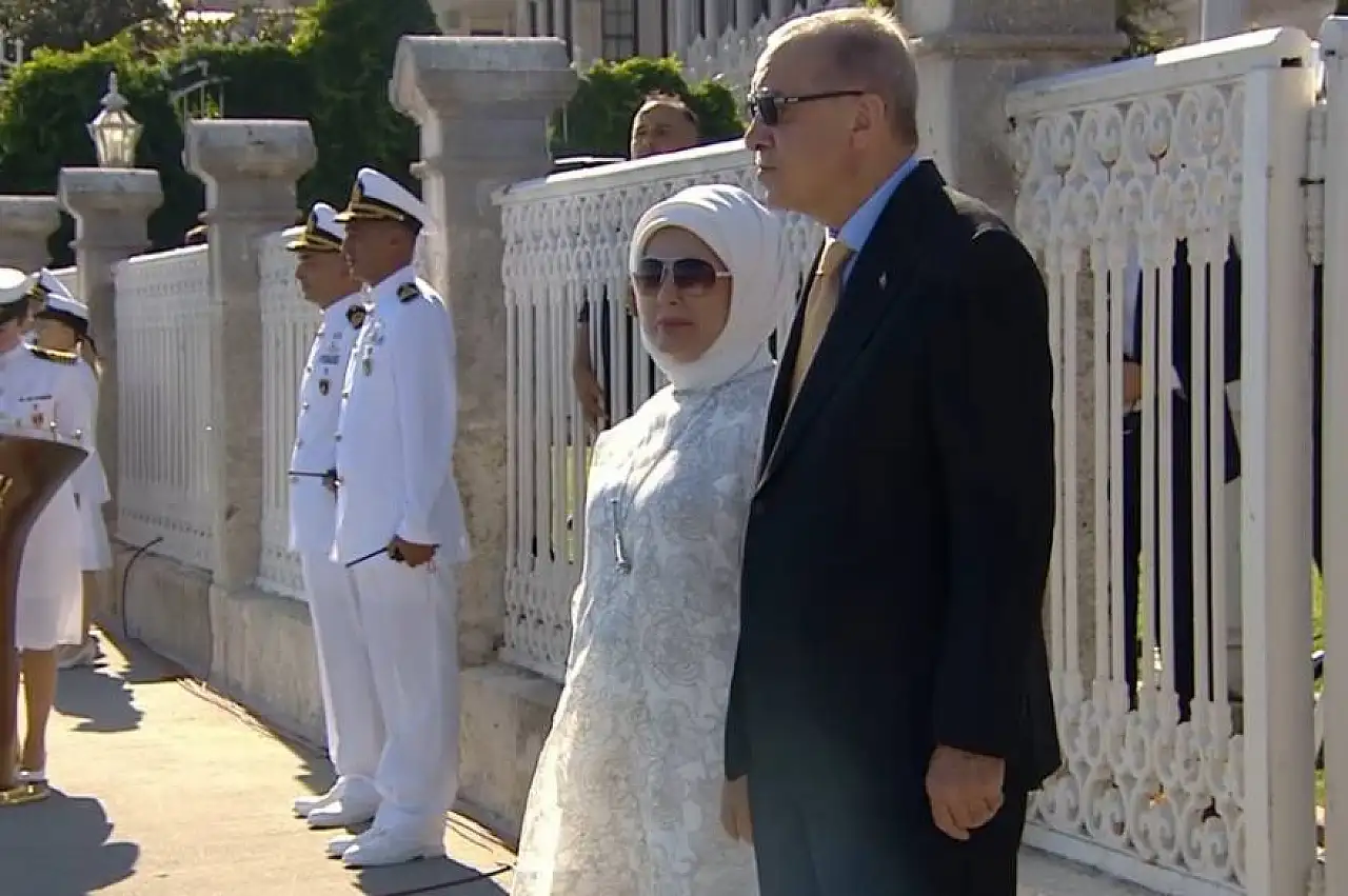Cumhurbaşkanı Erdoğan, İstanbul Boğazı'ndan Geçen Türk Donanmasını Selamladı
