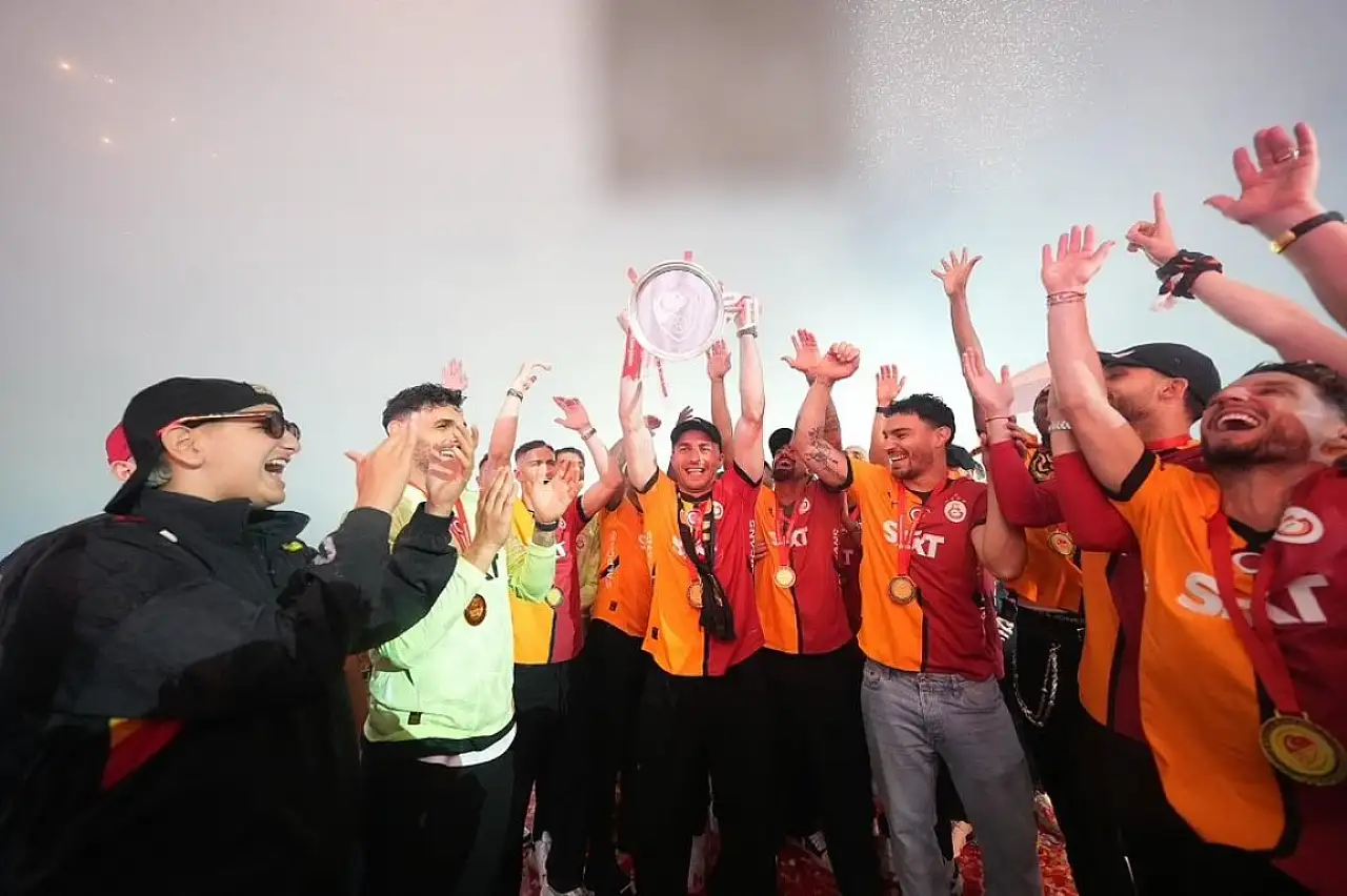 Şampiyon Galatasaray, kupasını Yenikapı'da aldı
