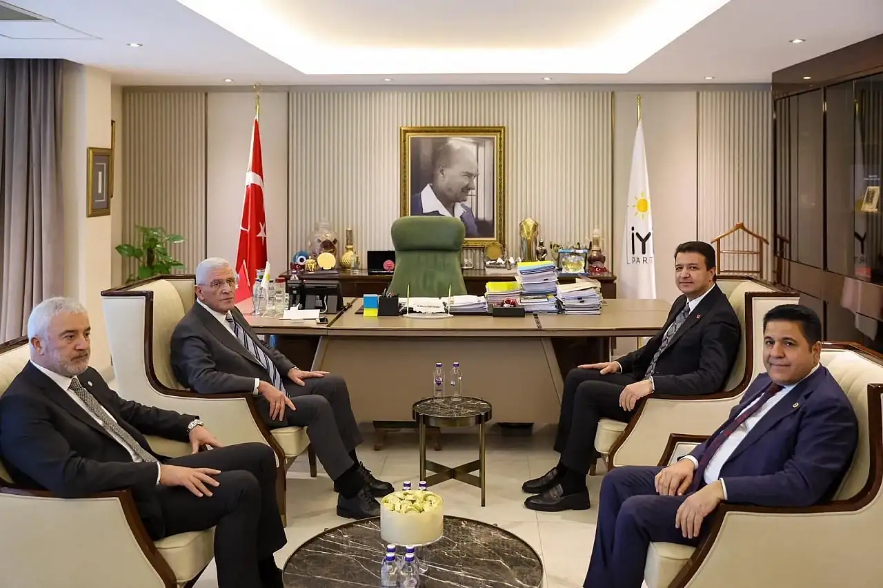 Mahmut Arıkan Müsavat Dervişoğlu'nu ziyaret etti