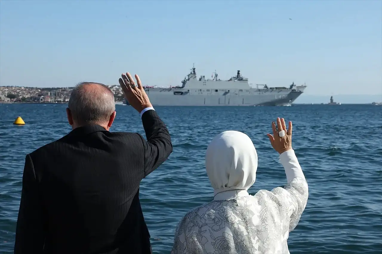 Cumhurbaşkanı Erdoğan, İstanbul Boğazı'ndan Geçen Türk Donanmasını Selamladı