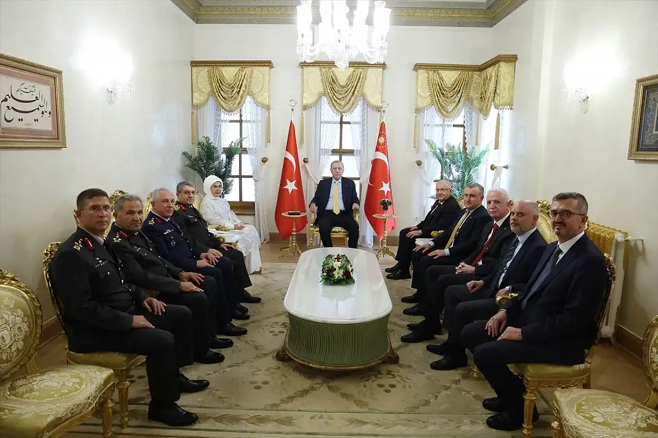 Cumhurbaşkanı Erdoğan, İstanbul Boğazı'ndan Geçen Türk Donanmasını Selamladı