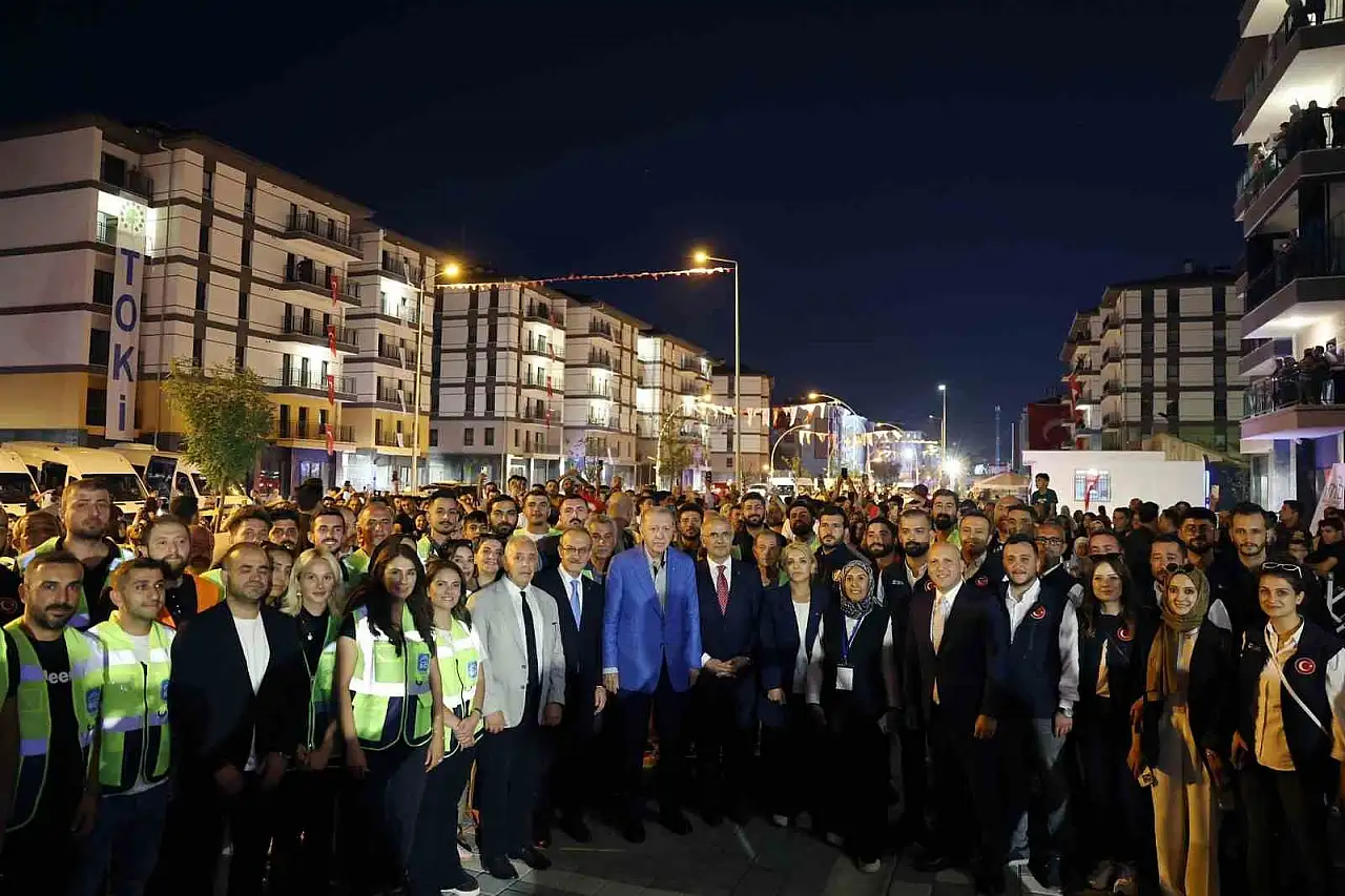 Cumhurbaşkanı Erdoğan, Malatya'da Depremzede Bir Aileyi Ziyaret Etti