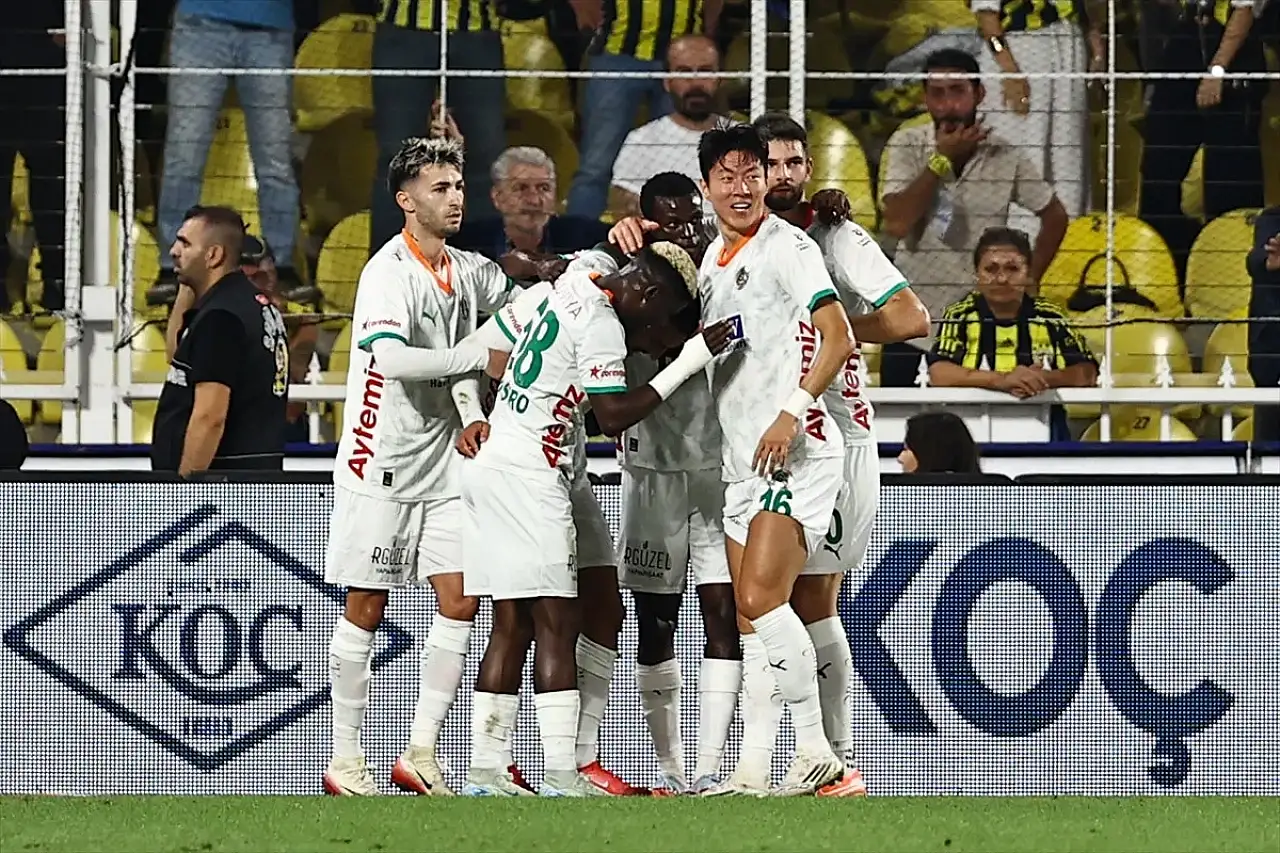 Fenerbahçe, Kadıköy'de Alanyaspor'la 2-2 Berabere Kaldı!