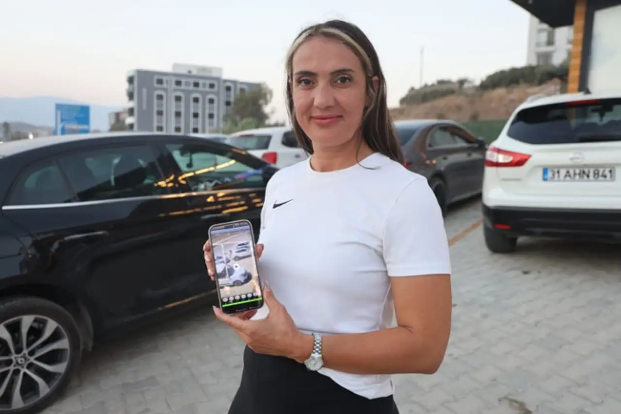 Park halinde hareket eden aracı tek eliyle durdurdu!