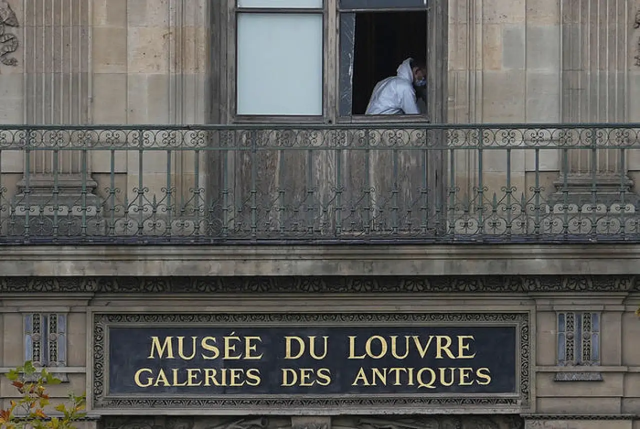 Louvre Müzesi'nden çalınan mücevherlerin değeri ortaya çıktı