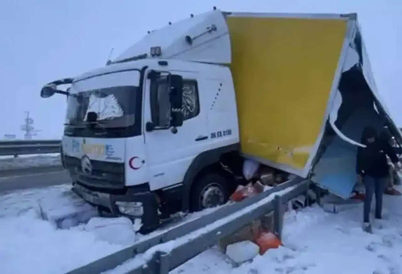 Yolcu otobüsü, kamyona çarptı 9 yaralı