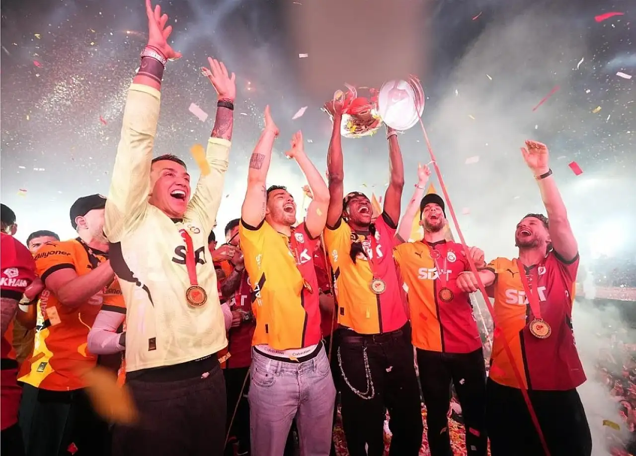 Şampiyon Galatasaray, kupasını Yenikapı'da aldı