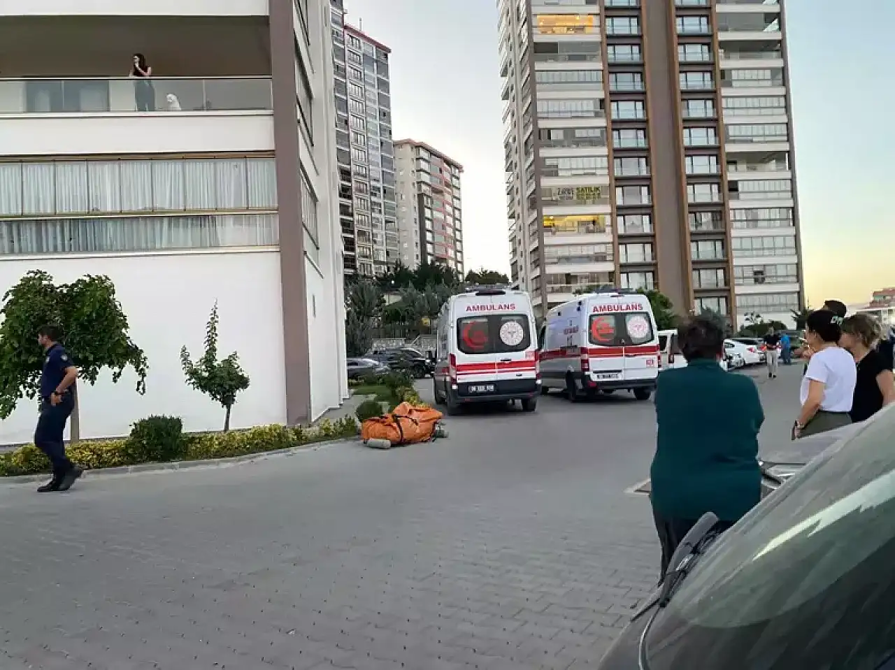 Eşini çocuklarının gözü önünde tabancayla öldürdü