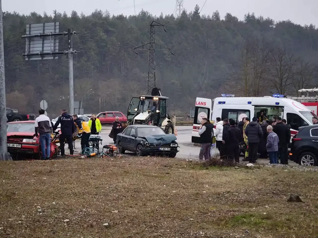 İki otomobil kafa kafaya çarpıştı: 1'i ağır, 3 yaralı
