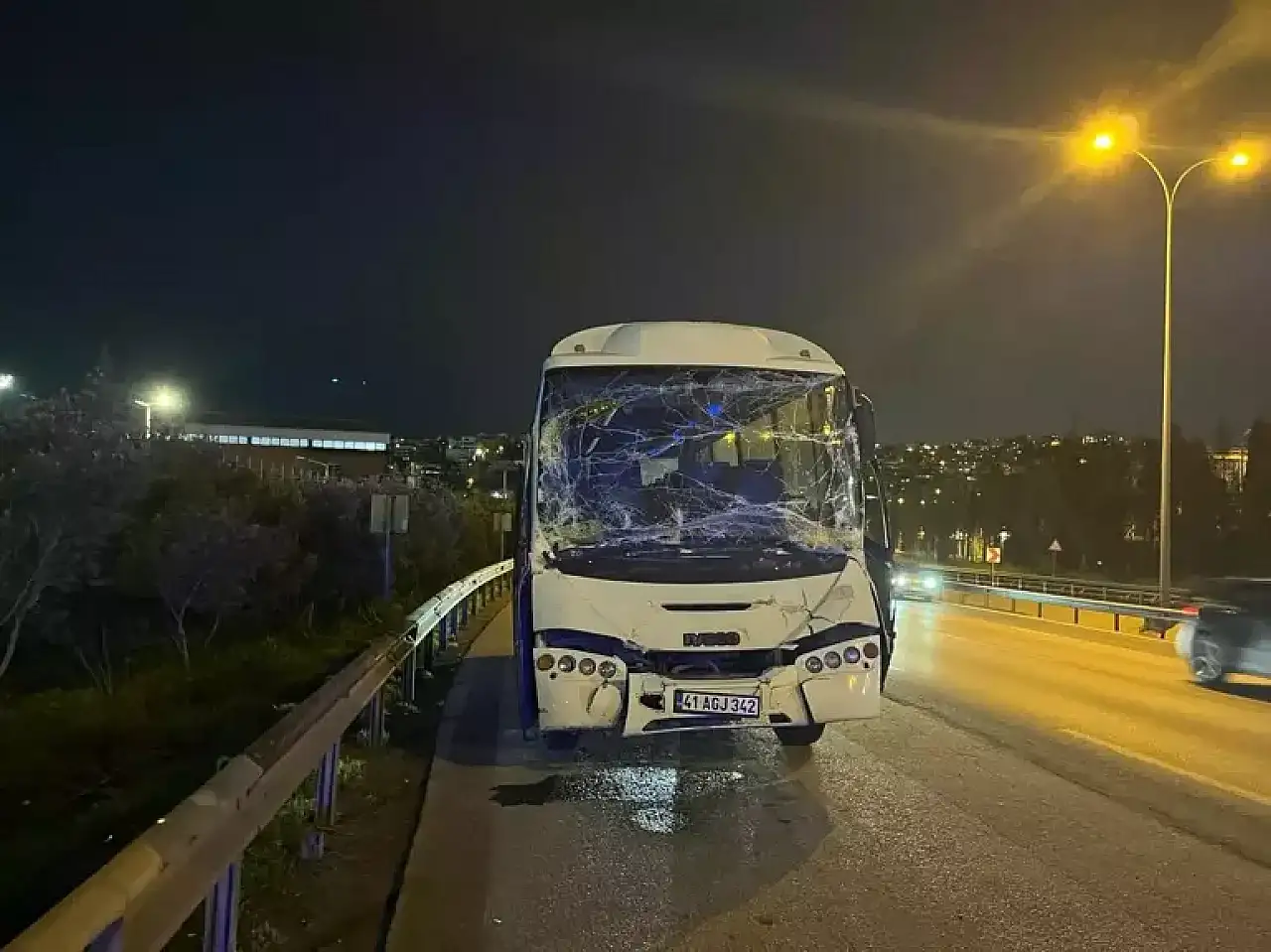 Servis minibüsü ile TIR çarpıştı 6 yaralı