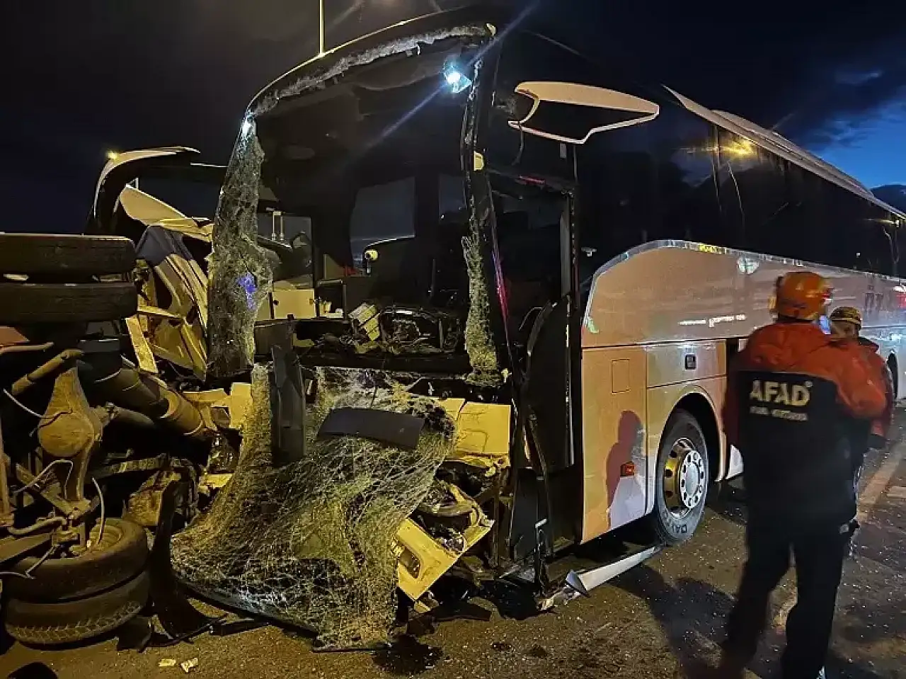 Yolcu otobüsü ile kamyonet çarpıştı: 5 yaralı