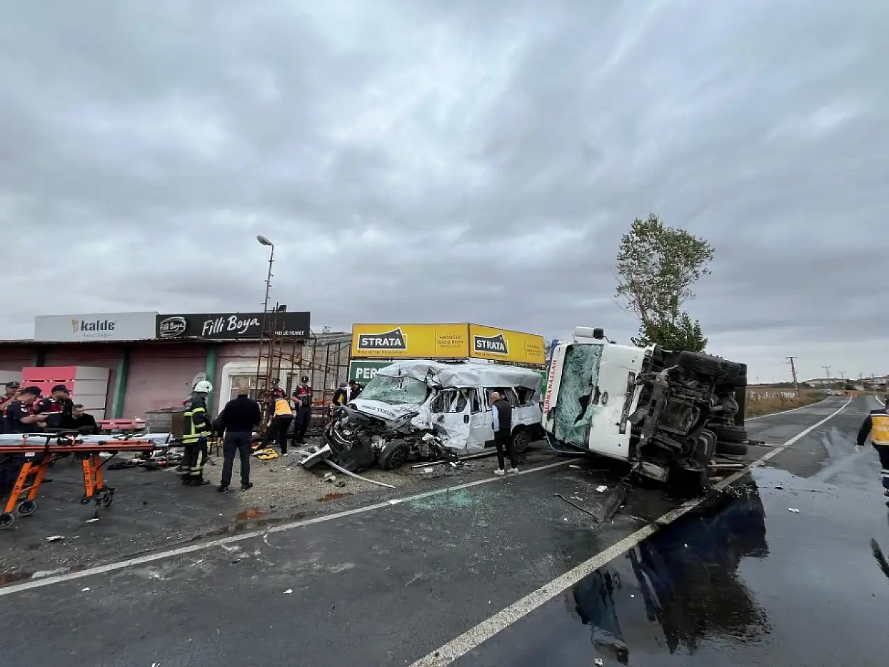 Feci Kaza! Kamyon İle İşçi Servisinin Kafa Kafaya Çarpıştı