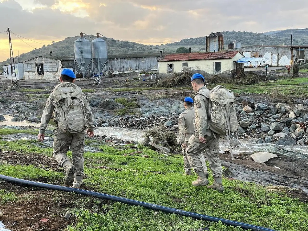 Kızıyla konuşurken sel sularına kapıldı: 2 gündür kayıp!