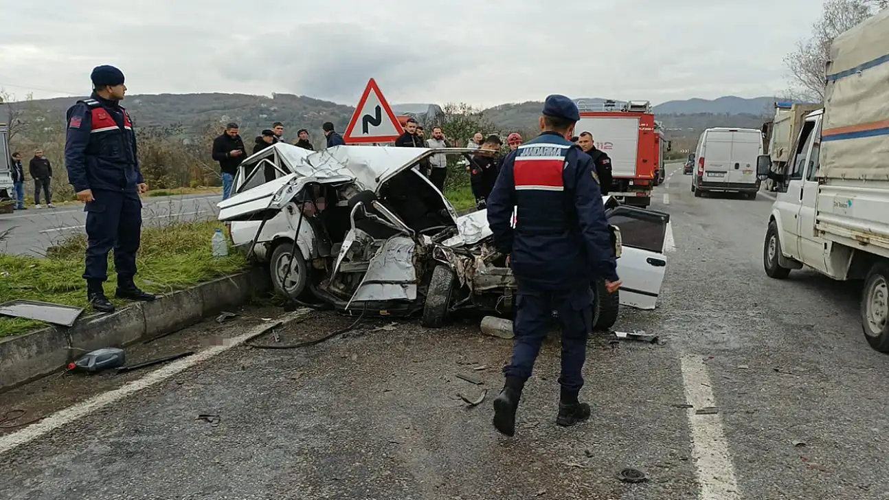 Kamyona çarpan otomobil hurdaya döndü: 1 ölü, 2 yaralı