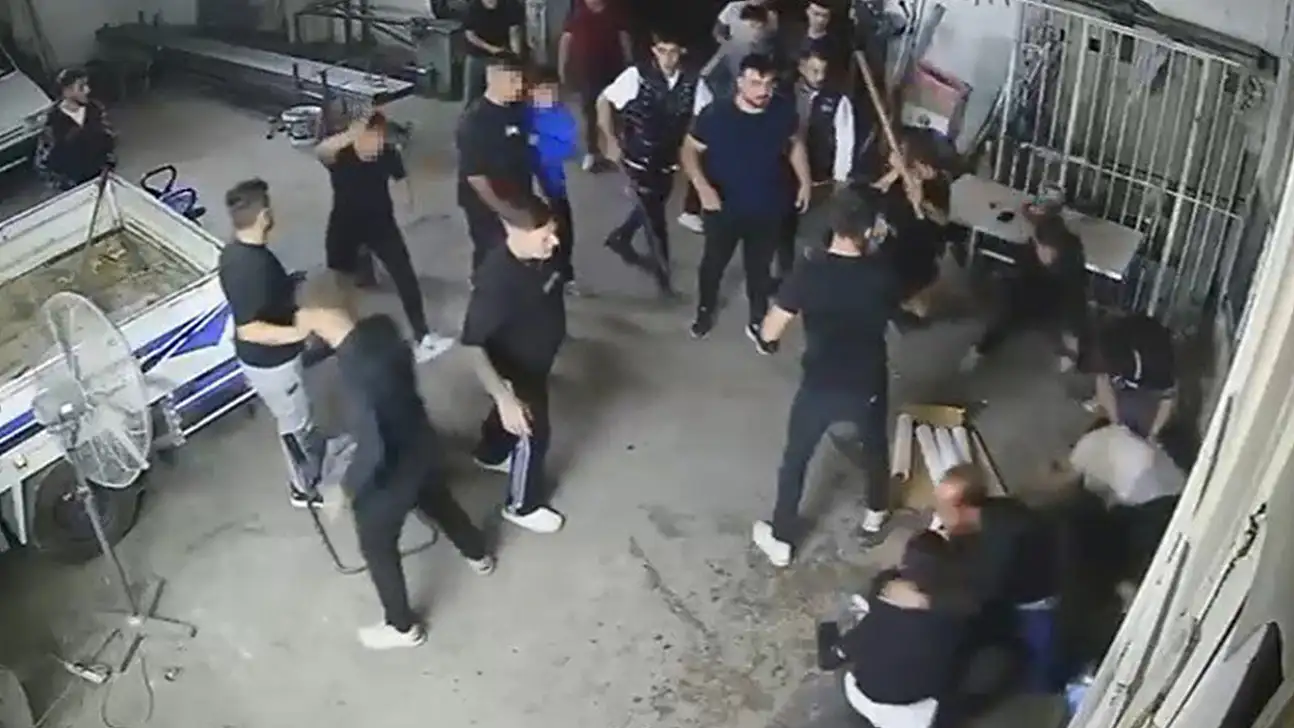 Sopa, kürek ve av tüfekli meydan savaşını andıran kavga kamerada