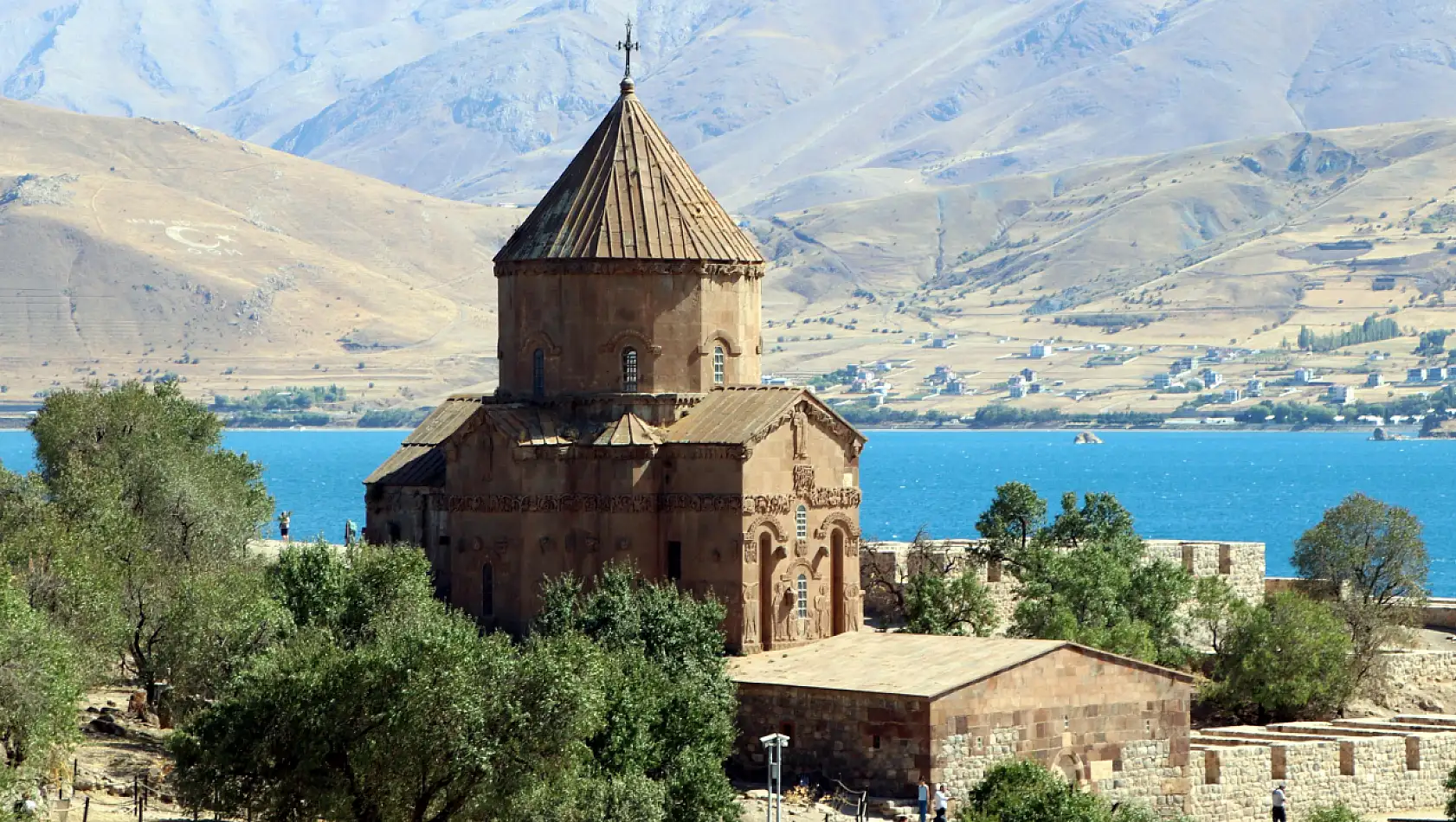 Akdamar Adası'nda Sinsi Tehlike! Kuyusunu Kazıyorlar