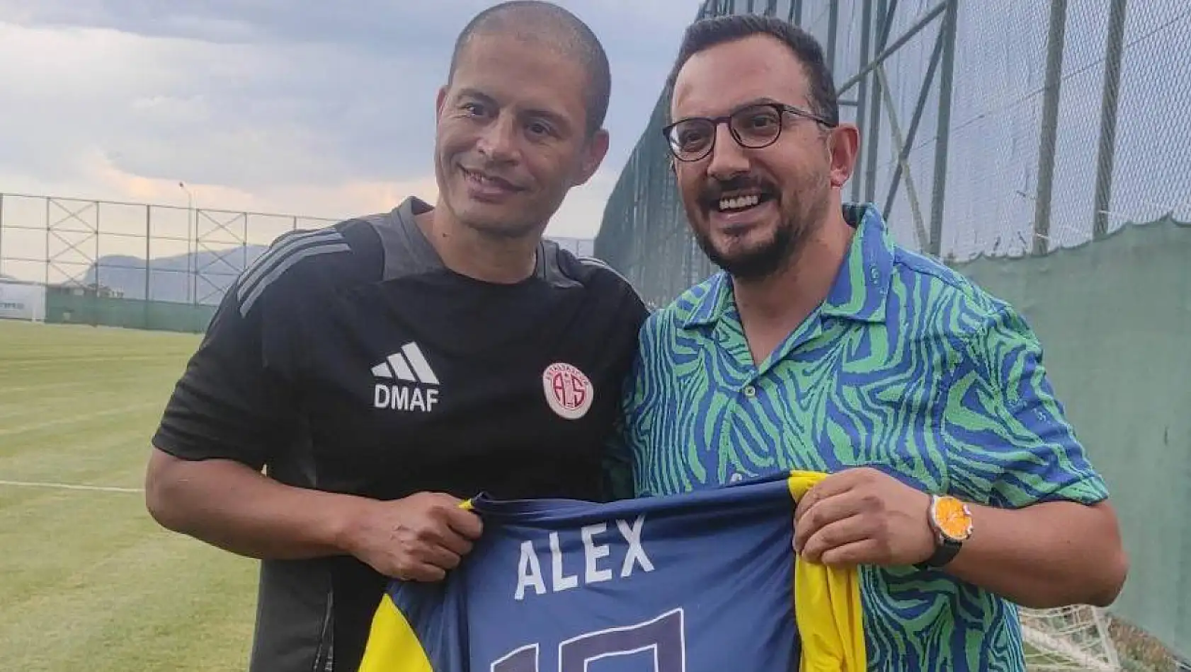 Antalyaspor'dan Fenerbahçe Taraftarlarının Alex De Souza ile Fotoğraf Çektirmesine Tepki