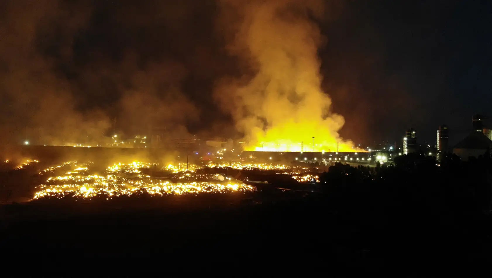 Aydın'da Kağıt Fabrikasında Başlayan Yangın 100 Bin Metrekare Alana Yayıldı! Kente Kül Yağdı