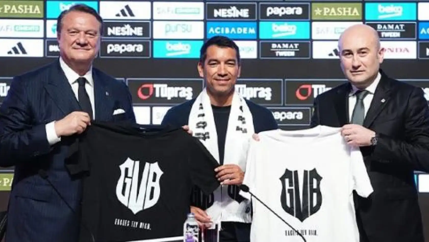 Beşiktaş'ta Giovanni van Bronckhorst Dönemi Resmen Başladı