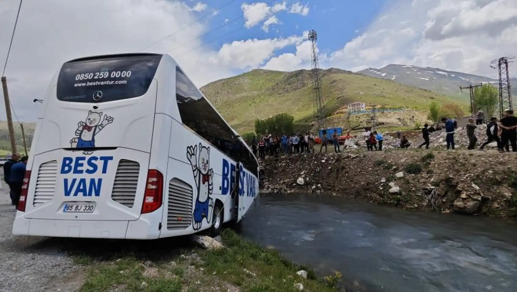Bitlis'te Korkunç Kaza! Yolcu Otobüsü Dereye Yuvarlandı