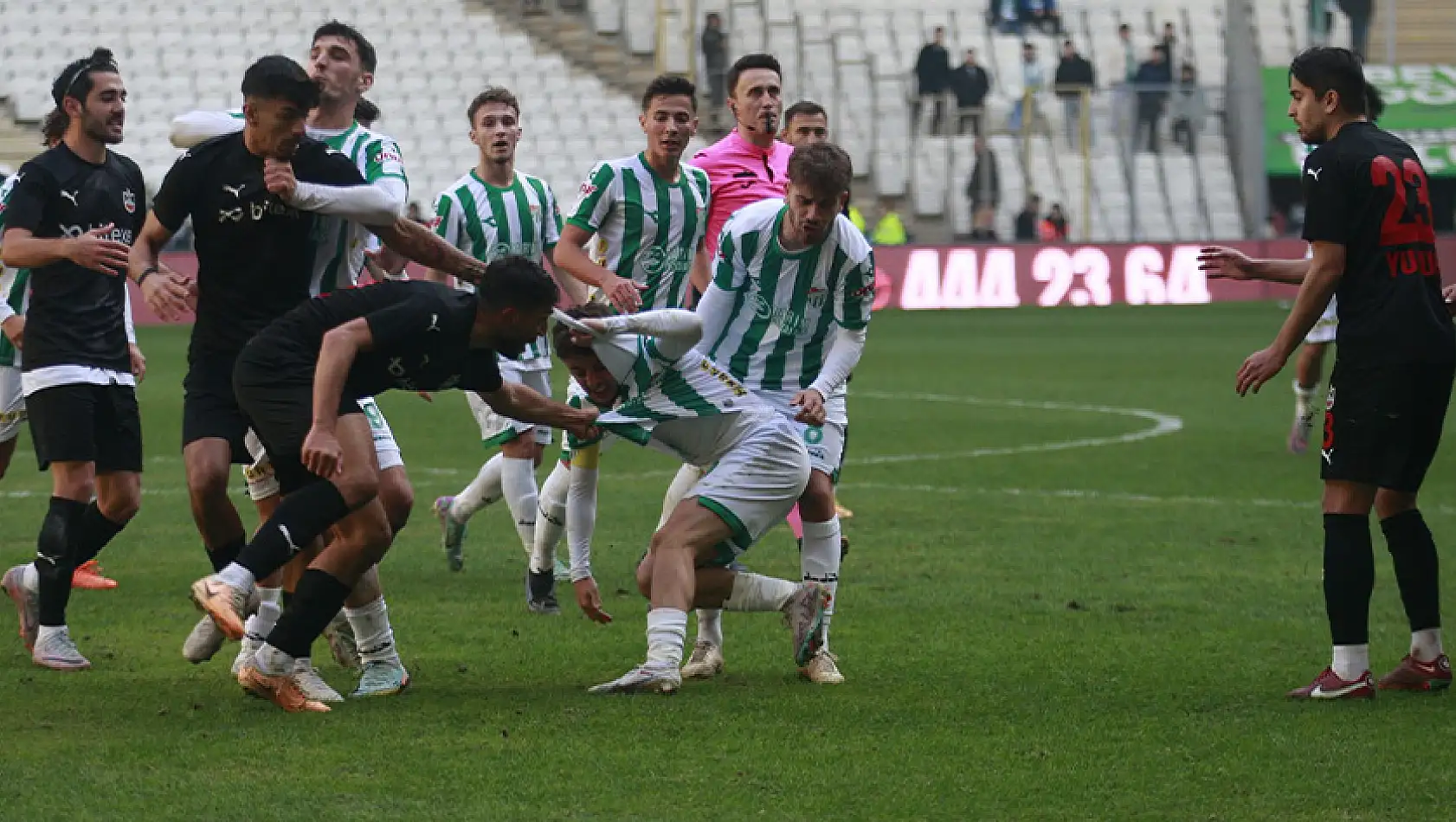 Bursaspor-Diyarbekirspor maçında saha karıştı