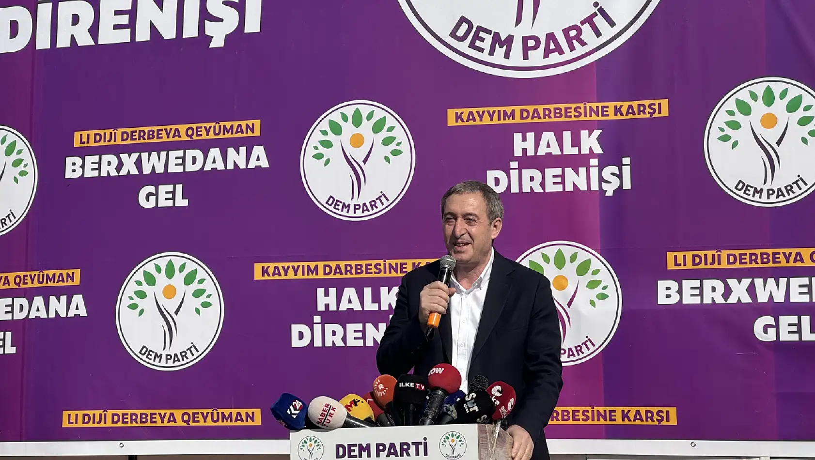 DEM Parti'den Öcalan Çağrısına Cevap Geldi: 'Bahçeli'nin uzattığı eli tuttuk'