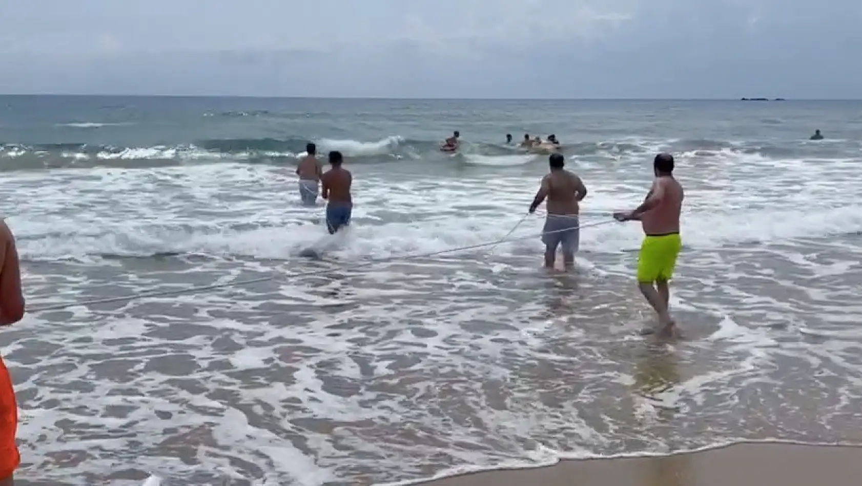 Denizde Can Pazarı! Tatilciler Halata Bağlanan Can Simitleriyle Kurtarıldı