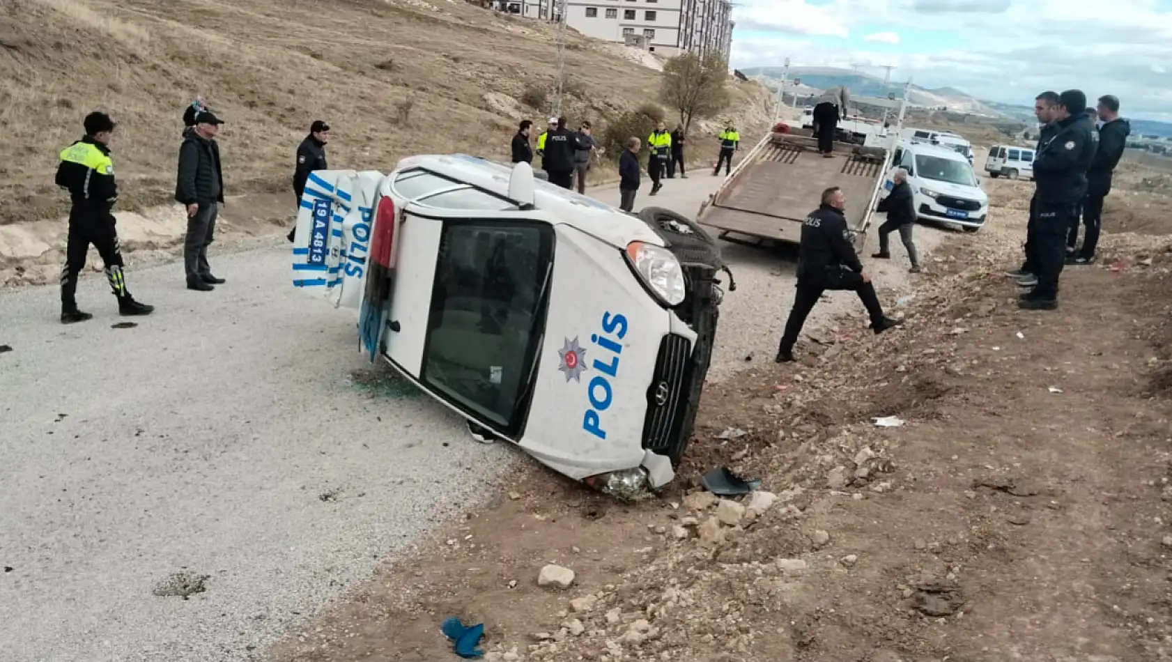 'Dur' İhtarından Kaçan Ehliyetsiz Sürücüyü Peşine Düşen Polis Aracı Takla Attı: 2 Polis Yaralı