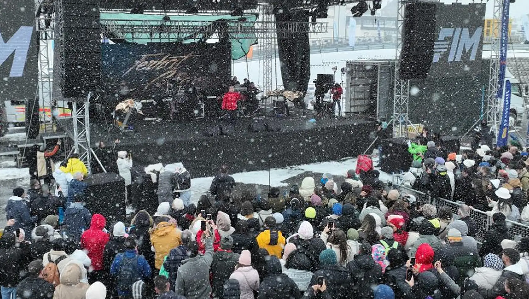 Erciyes'te Yağan karda Ferhat Göçer Konseri