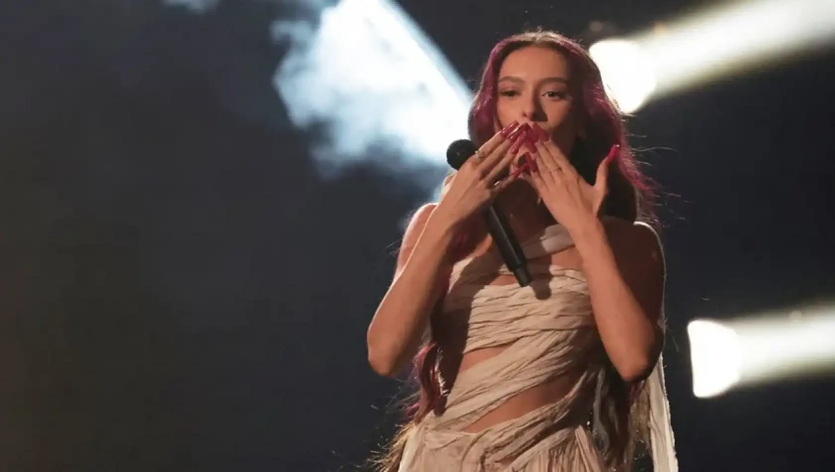 Eurovision'da Sahneye Çıkan İsrailli Sanatçı Sahneye Çıktığına Bin Pişman Oldu