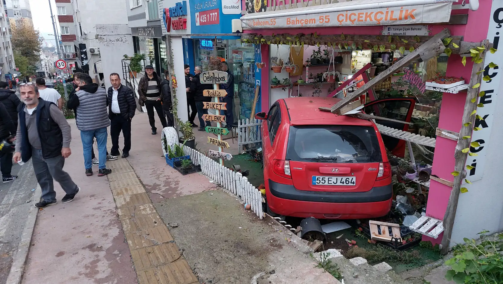 Faciadan Kıl Payı Kurtuldu! Araçla Dükkana Daldı