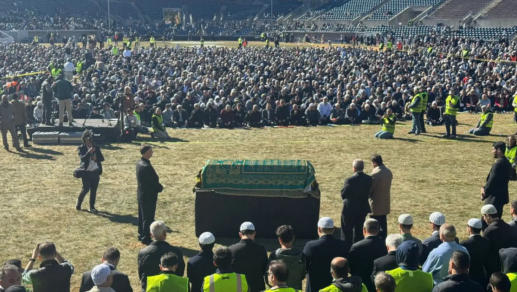 FETÖ Elebaşı Fethullah Gülen İçin Stadyumda Cenaze Töreni Düzenlendi