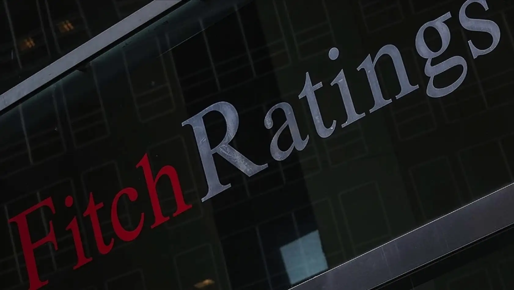 Fitch Ratings Türkiye'nin Kredi Notunu 'B+'dan 'BB-'ye Yükseltti