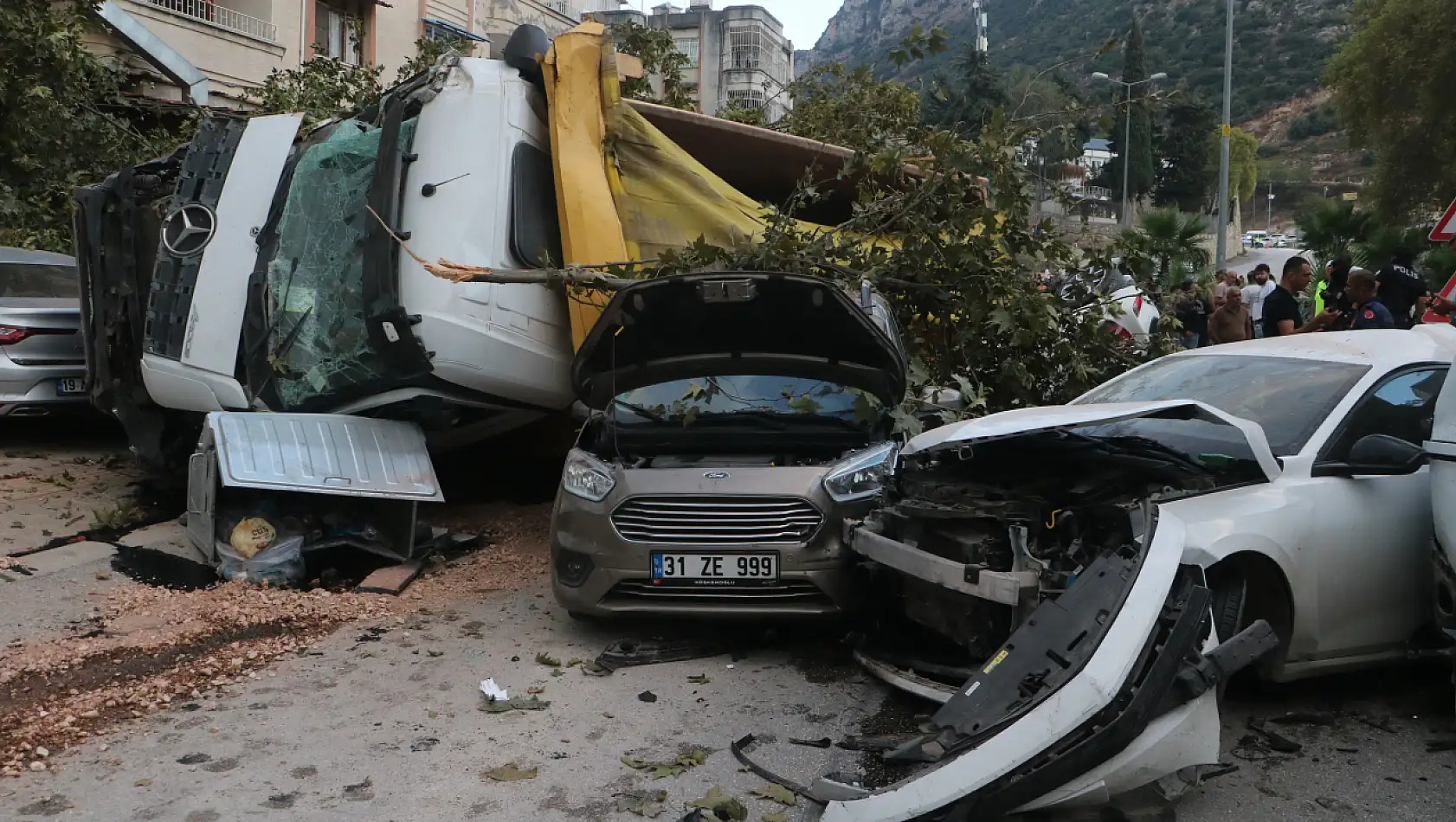 Freni patlayan hafriyat kamyon araçları kağıt gibi ezdi