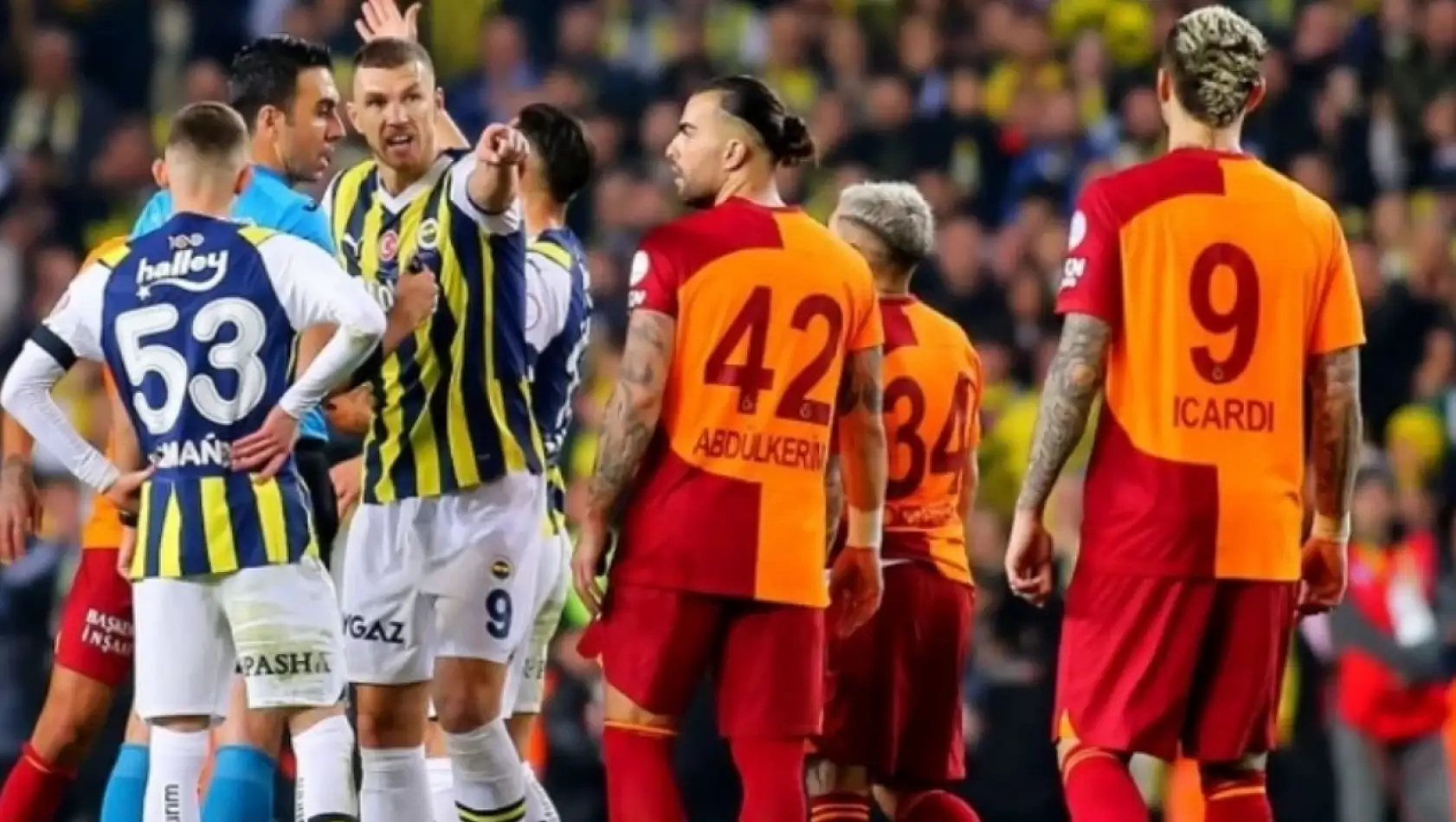 Galatasaray ile Fenerbahçe Oyuncuları Arasında Kavga! İşte Kavganın Sebebi!