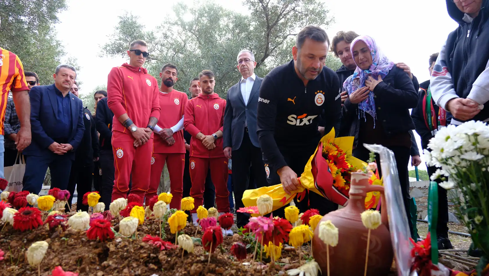 Galatasaraylı Yönetici ve Futbolcular Yiğit Kurt'un Mezarını Ziyaret Etti!