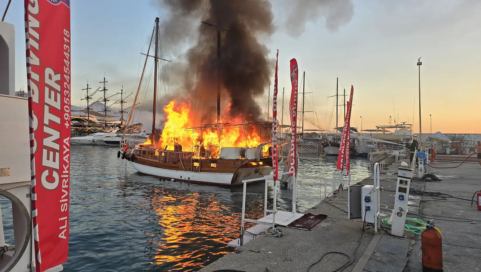 Gezi Teknesinde Çıkan Yangın 2 Tekneye Daha Sıçradı! Marinada Korku Dolu Anlar