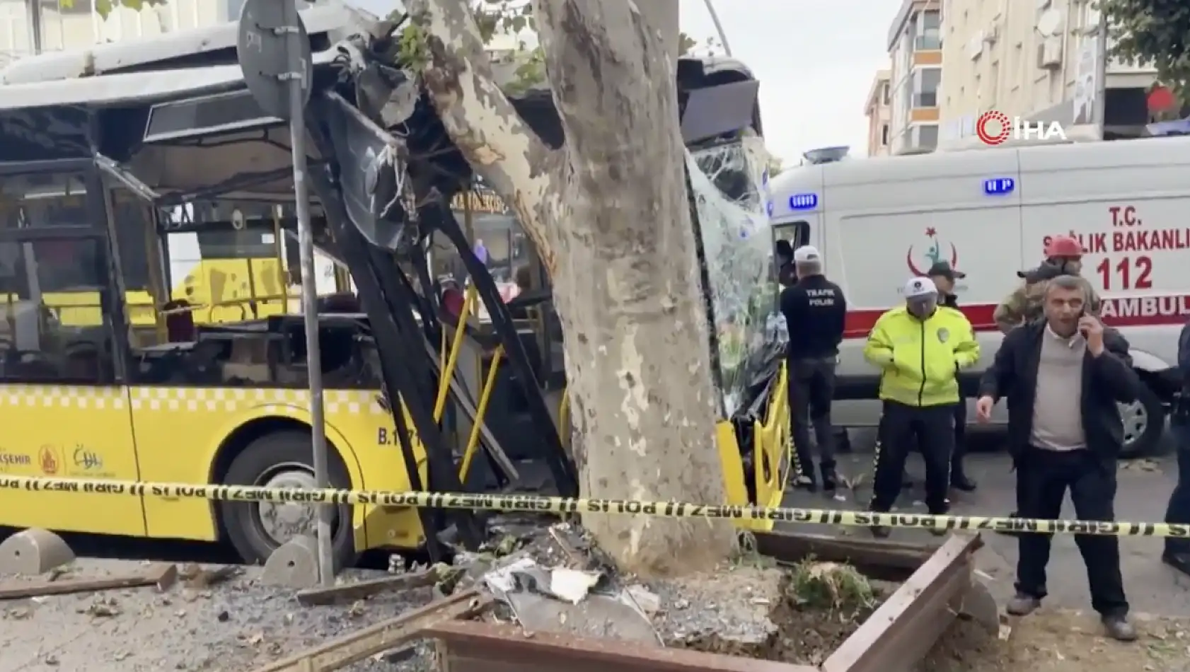 İETT Otobüsü Ağaca Çarptı! Vatandaşlar Yaralandı