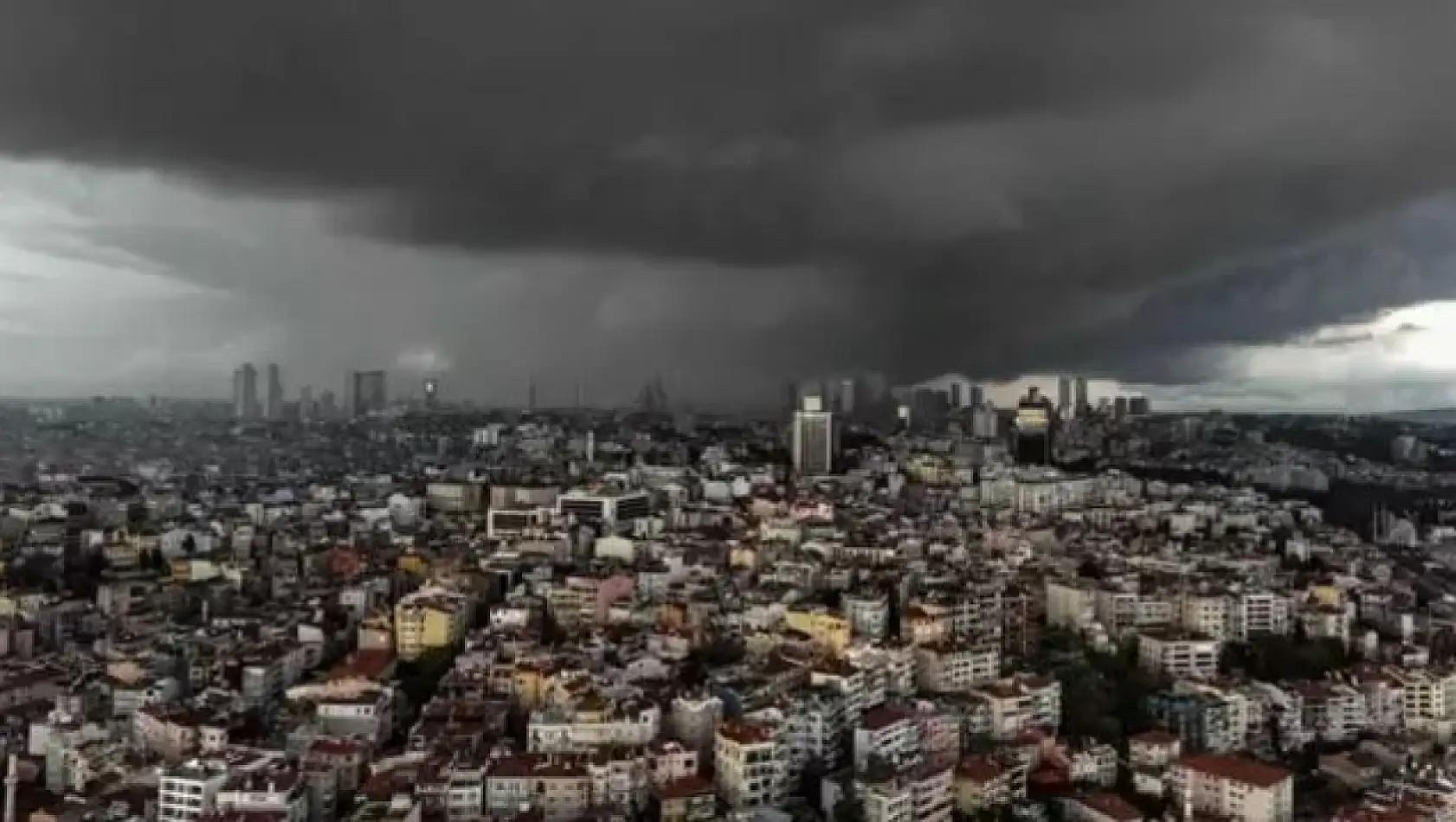 İstanbul'da Gündüz Geceye Döndü!